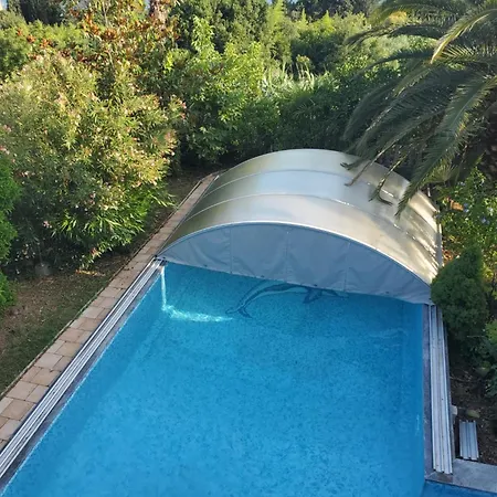 Old Road And With Pool Rum i privatbostad