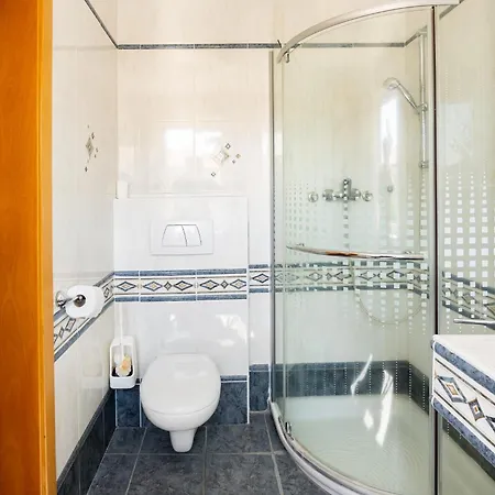 Old Road And With Pool Rum i privatbostad *