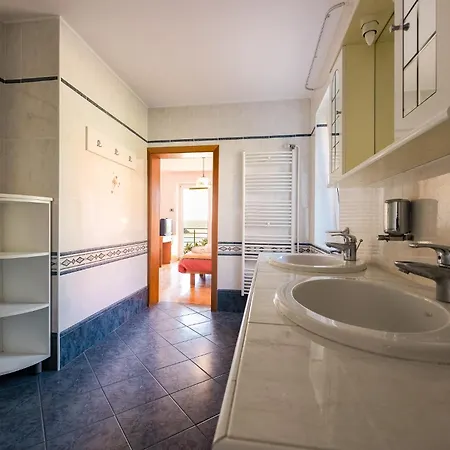 Old Road And With Pool Rum i privatbostad *