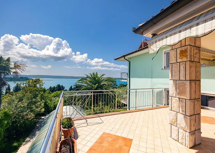 Old Road And With Pool * 波尔托罗