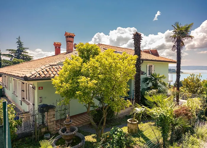 Old Road And With Pool 民宿