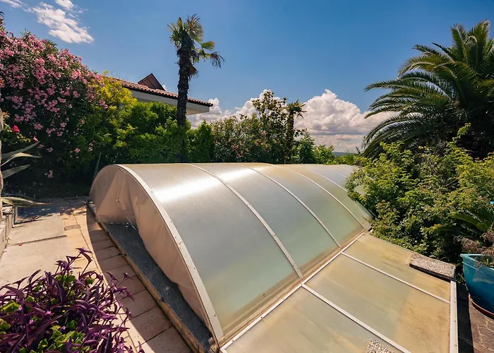 Old Road And With Pool 民宿 *