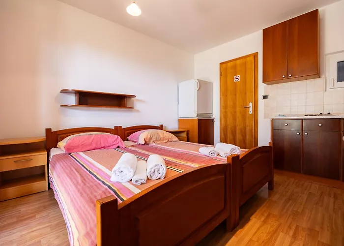 Old Road And With Pool 民宿