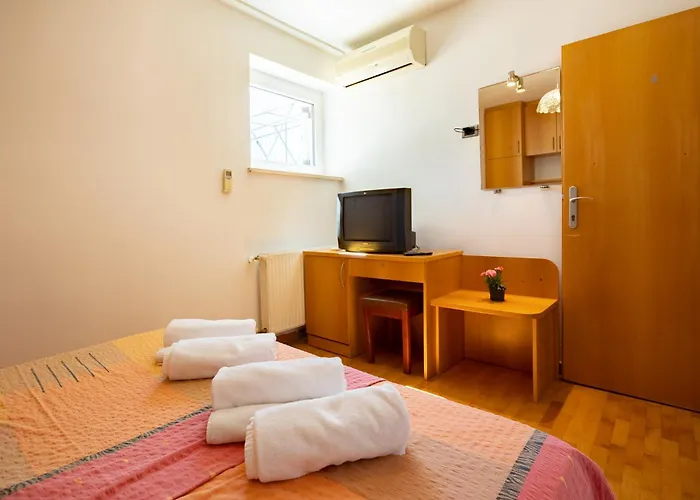 Old Road And With Pool 民宿 *