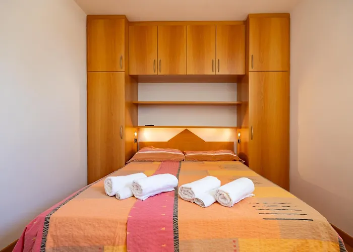 Old Road And With Pool 民宿 *