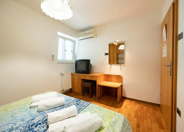 Old Road And With Pool 民宿 *