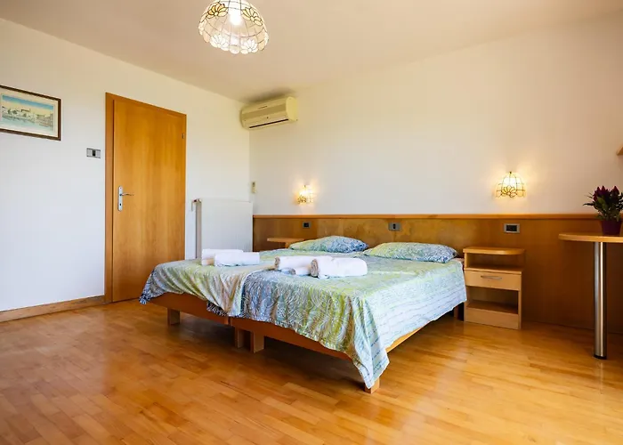 Old Road And With Pool * 波尔托罗