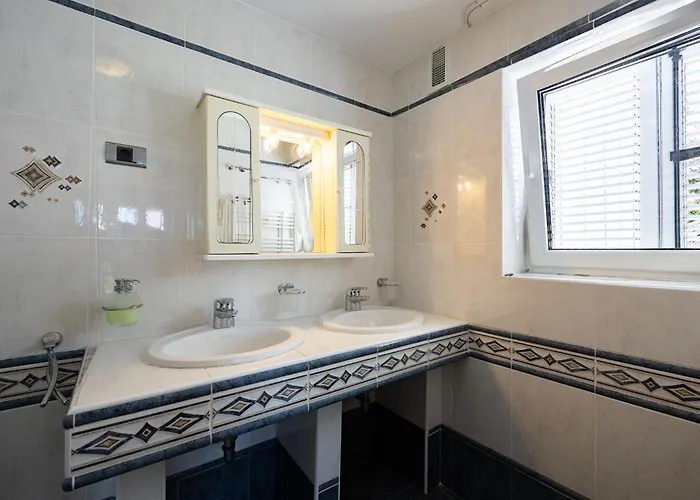 Old Road And With Pool *