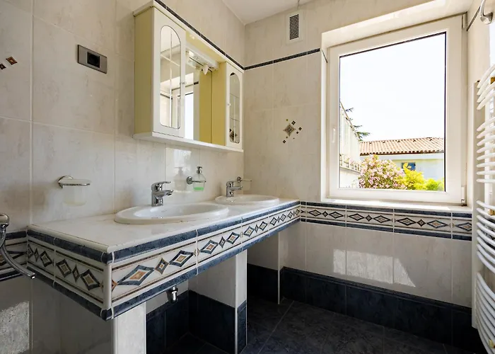 Old Road And With Pool 民宿