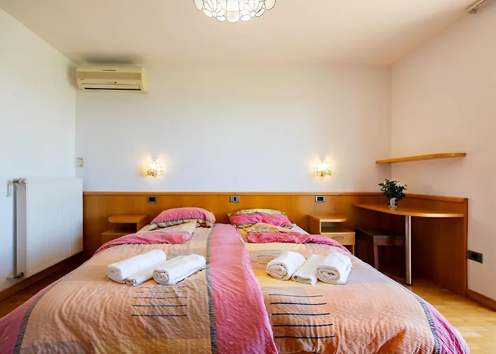 Old Road And With Pool 波尔托罗