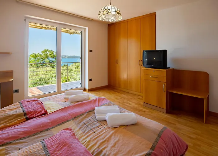 Old Road And With Pool 民宿