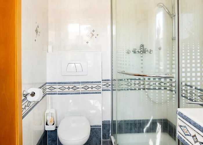 Old Road And With Pool 民宿 *