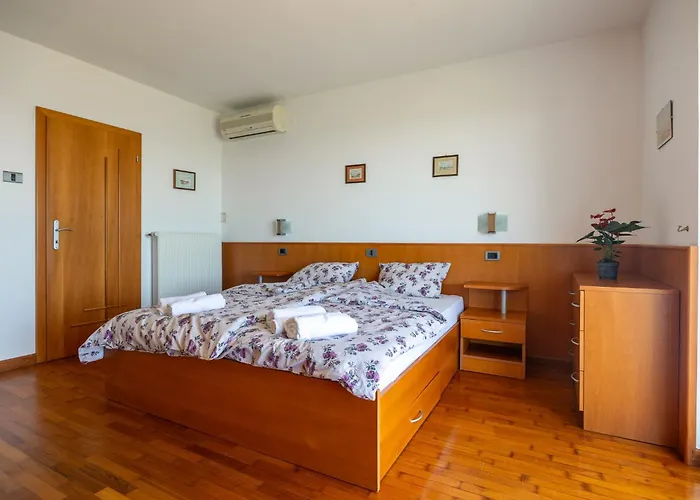 Old Road And With Pool * 波尔托罗