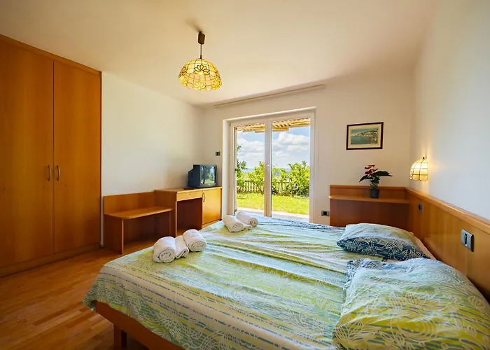 Old Road And With Pool 民宿