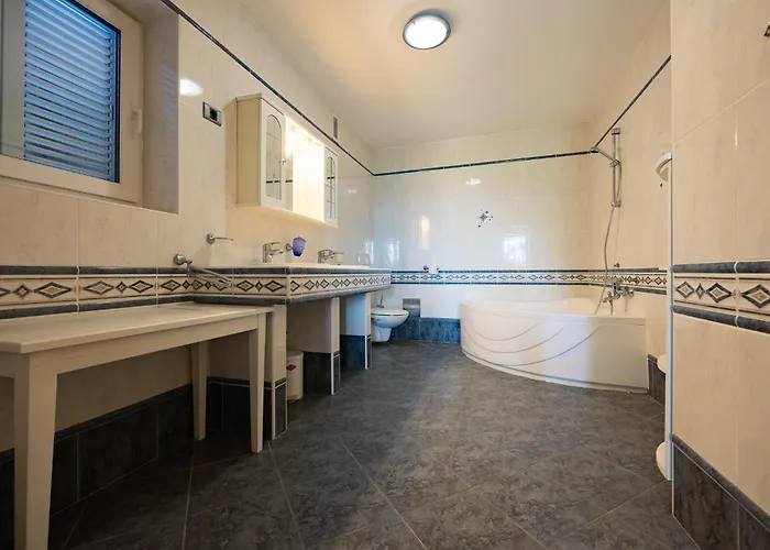 Old Road And With Pool *