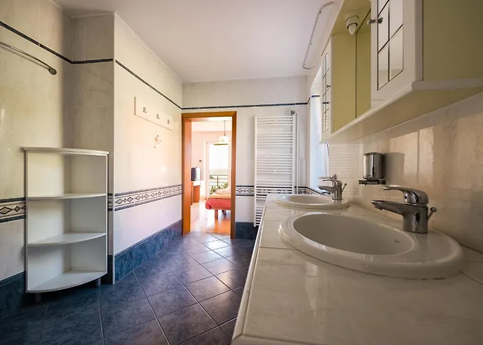 Old Road And With Pool 民宿 *